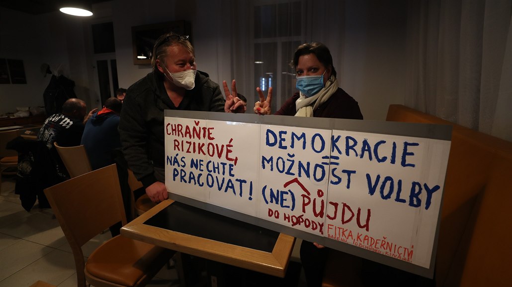 Restauratéři a hoteliéři budou žalovat vládu, chystají další protesty