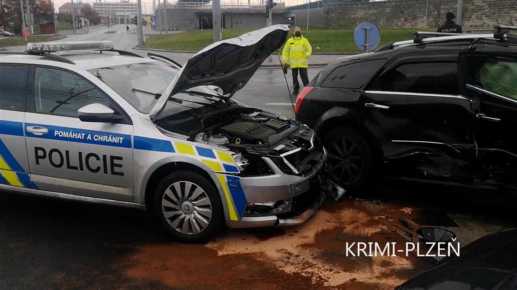 V centru Plzně bourali policisté. Jeli na zásah, srazili se s autem