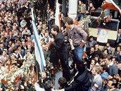 Ke stávkujícím dělníkům v  Gdaňsku v srpnu 1980 mluví Lech Walesa.