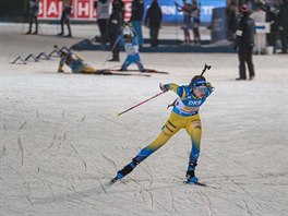 Švédka Elvira Öbergová běží třetí úsek ženské štafety v Kontiolahti.