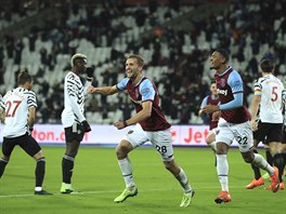 Tomá� Sou�ek (uprost�ed) z West Hamu se raduje ze vst�eleného gólu proti...