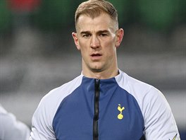 Anglický branká� Joe Hart z Tottenhamu p�i rozcvi�ení p�ed pohárovým utkání v...