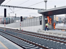 Ve stanici Praha-Eden probíhají poslední práce před zahájením provozu. (9....