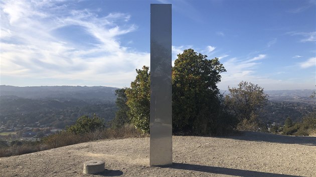 Zhadn objekt nali turist v parku Atascadero mezi San Franciskem a Los Angeles. Ve tvrtek u byl pry. (2. prosince 2020)