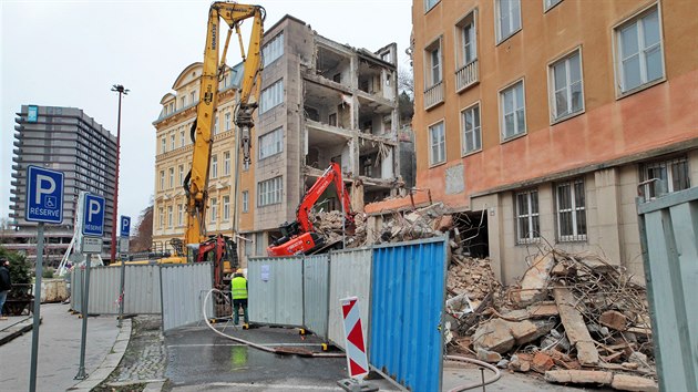 Demolice budovy bývalého policejního ředitelství v karlovarské ulici I. P. Pavlova.