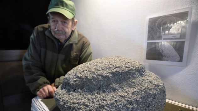 Zdenk Buchtele, jeden z nejstarch expont muzea - kamenn tvar s vyznaenm mandorly