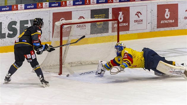 Budjovick glman Ji Patera skvle vychytal glovou anci litvnovskho tonka Viktora Hbla v utkn 25. kola hokejov extraligy.