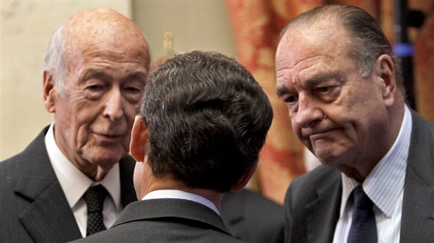 Valery Giscard d'Estaing (vlevo) s tehdejm francouzskm prezidentem Nicolasem Sarkozym (uprosted) a exprezidentem Jacquesem Chirakem (1. bezna 2010)