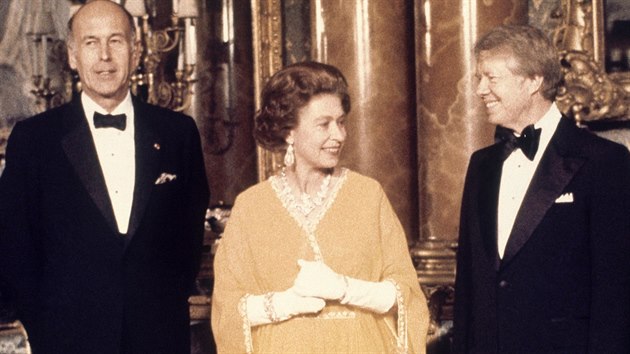Valery Giscard d'Estaing (vlevo) v Buckinghamskm palci s britskou krlovnou Albtou II. a americkm prezidentem Jimmym Carterem (kvten 1977)