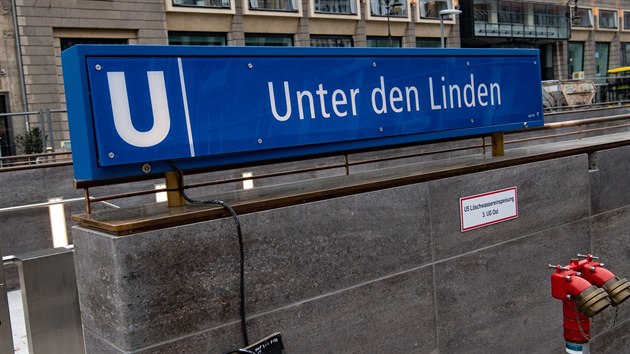 Nov stanice berlnskho metra Unter den Linden. (3. prosince 2020)