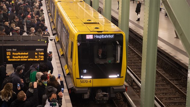 Prvn den provozu v nov stanici berlnskho metra Alexanderplatz.  (4. prosince 2020)