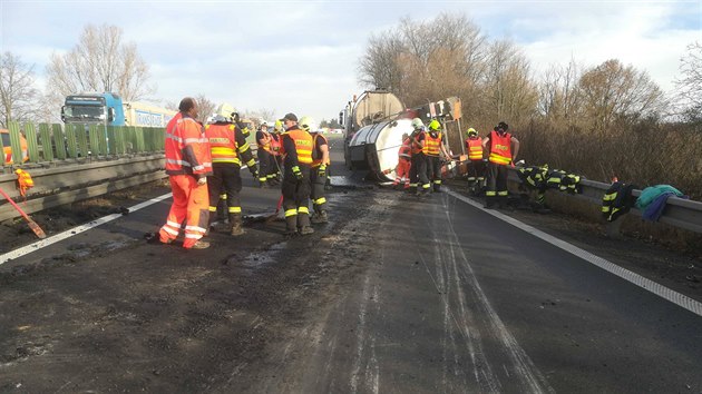 Na dálnici D46 mezi obcí Olšany u Prostějova a olomouckou částí Slavonín se dopoledne převrátila cisterna s asfaltem.