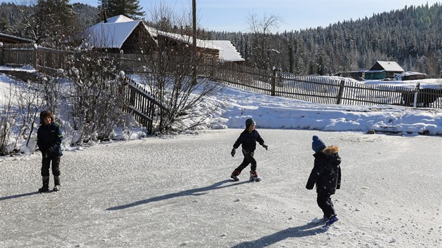 Dti si hraji ve vesnici Kilinsk v rusk Kemerovsk oblasti. (4. listopadu 2019)