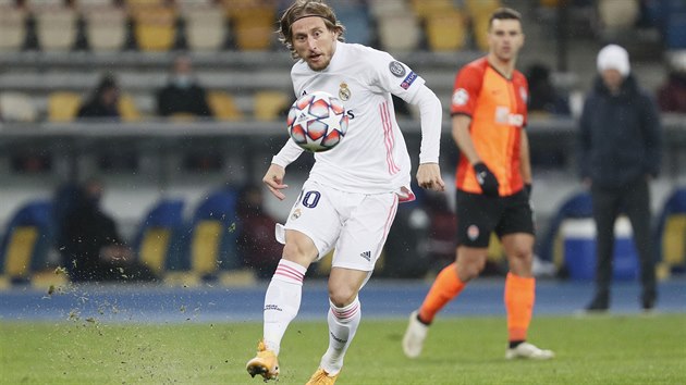 Luka Modri z Realu Madrid kontroluje balon.