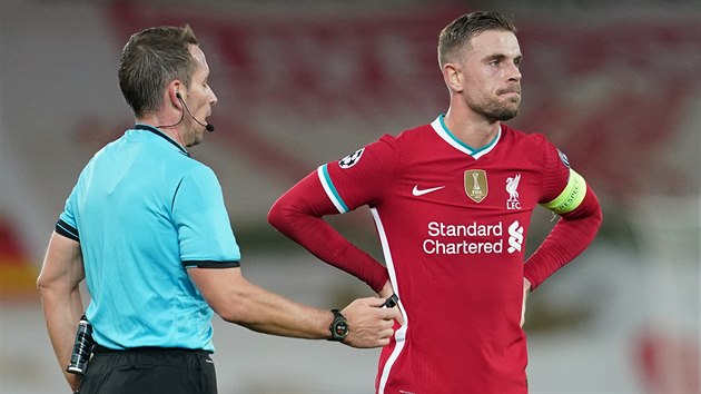 Liverpoolsk kapitn Jordan Henderson nen spokojen s vrokem sudho Tobiase Stielera.