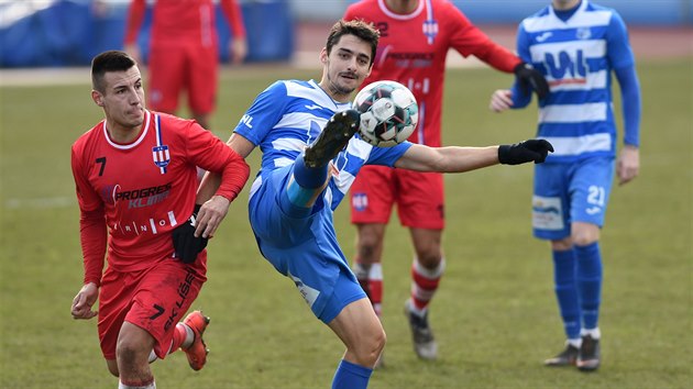 Vojtch Brak (vpravo) z st nad Labem se natahuje po balonu.