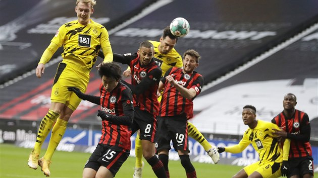 Fotbalist Dortmundu (ve lutm) a Frankfurtu skou do hlavikovho souboje.