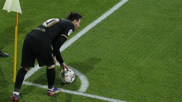 Lionel Messi z Barcelony se pipravuje k rohovmu kopu.