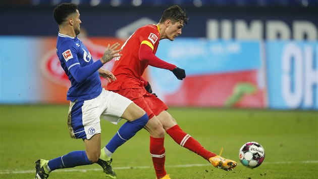 Patrik Schick (vpravo) stl tet gl Leverkusenu proti Schalke.