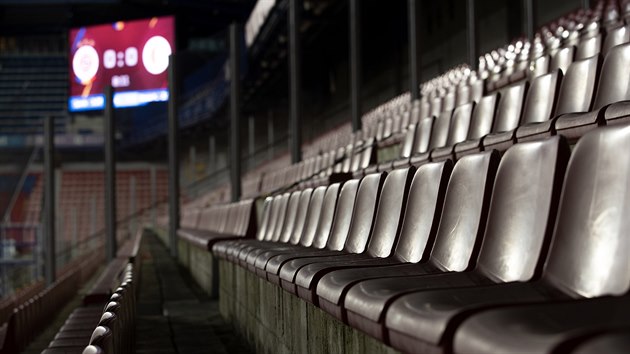 Przdn sedaky na letenskm stadionu bhem derby Sparty a Slavie.