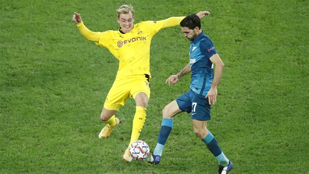 Julian Brandt (Dortmund) vypichuje m Magomedu Ozdojevovi ze Zenitu.