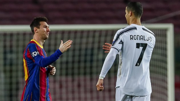 KDY SE POTKAJ DVA NEJLEP. Lionel Messi z Barcelony (vlevo) a Cristiano Ronaldo z Juventusu si podvaj ruce.