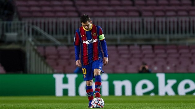 Lionel Messi (Barcelona) se chyst rozehrt po inkasovanm glu.