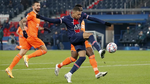 Kylian Mbapp z Paris St. Germain v utkn s Basaksehirem.