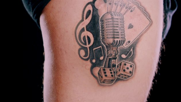 Hrzn tetovn pekryly noty, karty, mikrofon a kostky.