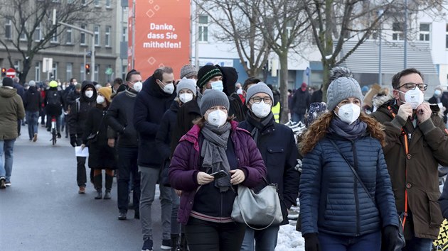 Lid ekaj ve front na plon testovn ve Vdni. (4. prosinec 2020)