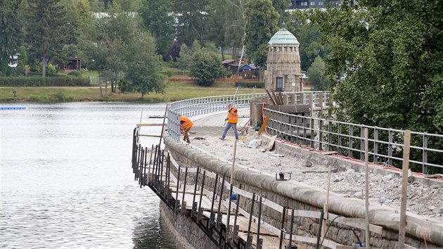 Hráz mšenské přehrady během rekonstrukce.
