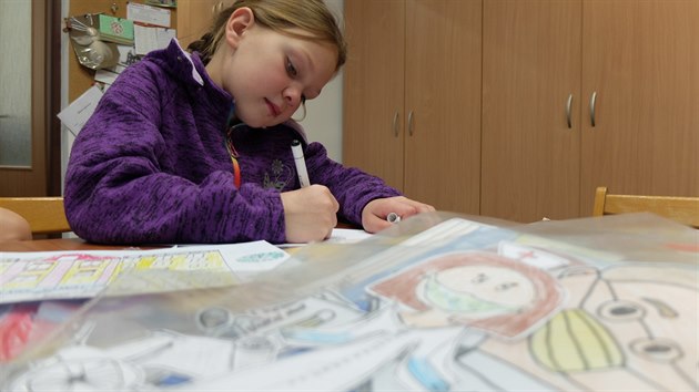 Za pouhý týden se dětem podařilo nakreslit všechny potřebné postavy včetně kulis nemocnice a školy.
