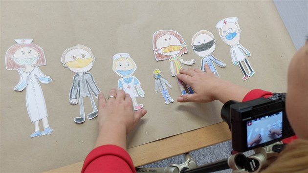 Za pouhý týden se dětem podařilo nakreslit všechny potřebné postavy včetně kulis nemocnice a školy.