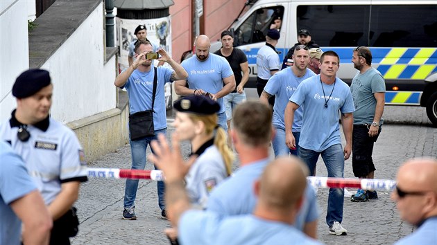 Členové hnutí Slušní lidé odcházejí v modrých tričkách od bočního východu brněnského Divadla Husa na provázku, ve kterém bylo uvedeno kontroverzní představení Naše násilí a vaše násilí hostujících divadel z Lublaně a Rijeky. (26. května 2018)