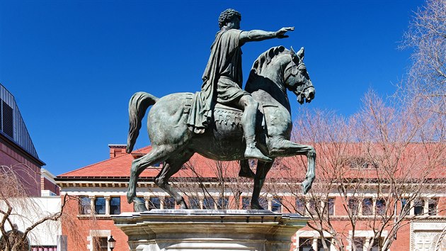 Jezdeck socha Marka Aurelia na Brownov Univerzit v americkm Providence (na snmku z dubna 2015)