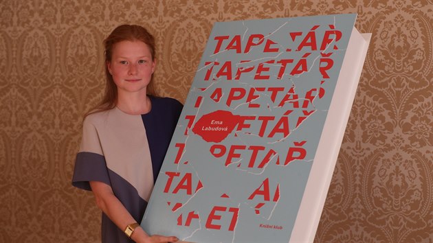 Vítězka. Spisovatelka Ema Labudová se v 19 letech stala nejmladší držitelkou Literární ceny Knižního klubu. 