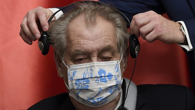 Prezident Miloš Zeman dostává sluchátka se simultánním tlumočením 9. prosince 2020 na tiskové konferenci po setkání se svým polským protějškem Andrzejem Dudou na Pražském hradě. (9. prosince 2020)