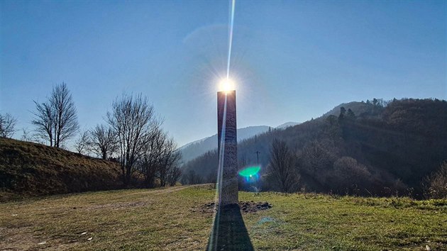 Tajemn monolit v Rumunsku. Podobn objekty se vyskytly i v USA. (1. prosince 2020)