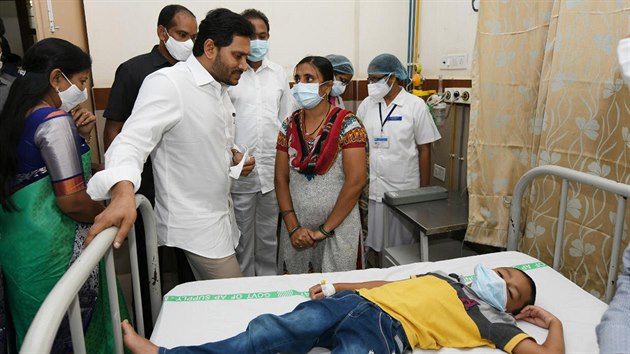 Ve mst Eluru v Indii se objevila zhadn nemoc. Stovky lid musely bt hospitilizovny, jeden lovk zemel. Pacienti maj negativn testy na covid-19. (6. prosince 2020)