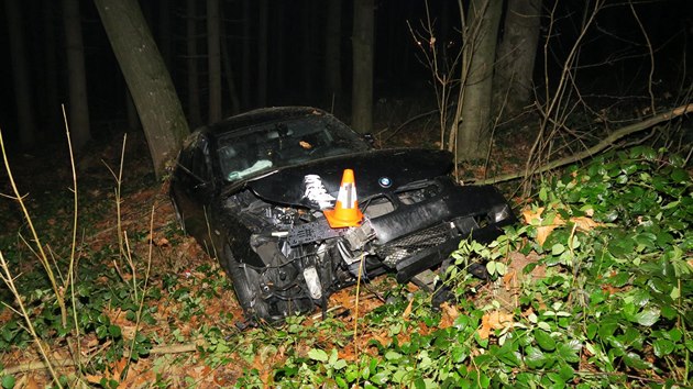 V lese policist nali nabouran oputn osobn auto. (6.prosince 2020)