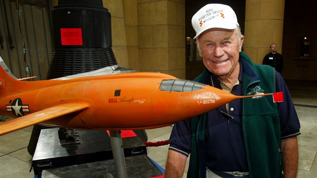 Americk zkuebn pilot Chuck Yeager, kter jako prvn lovk na svt pekonal rychlost zvuku. (16. prosince 2003)