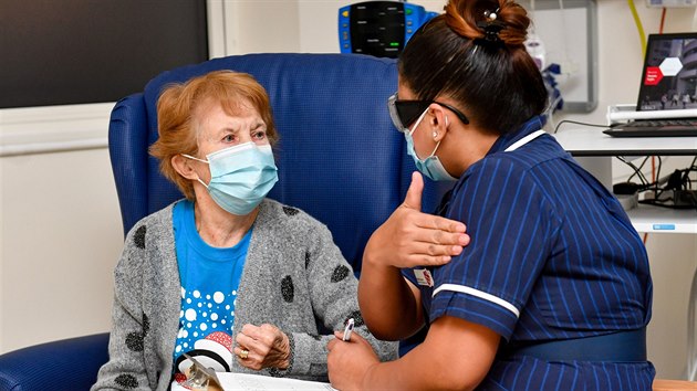 Britka Margaret Keenanová se jako první člověk v historii Británie připravuje na očkování proti covid-19. (8. prosince 2020)