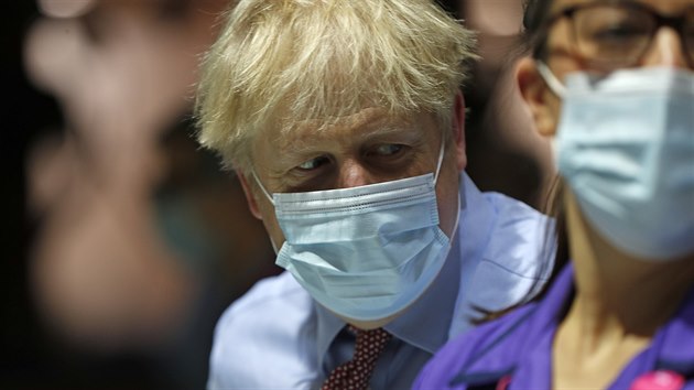 Britský premiér Boris Johnson se přijel podívat, jak se očkuje proti covidu-19 v Guy's Hospital v Londýně. (8. prosince 2020)