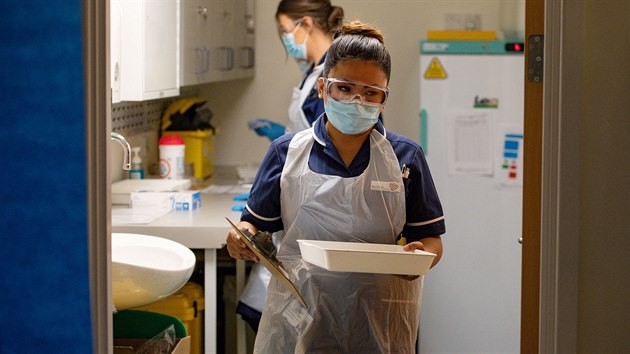 Zdravotn sestra May Parsonsov pipravuje vakcnu Pfizer/BioNTech. (8. prosince 2020)