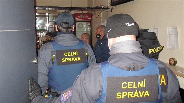 Nelegální herna, kterou v Brně odhalili strážníci, zvenku vypadala jako zkrachovalá provozovna. Uvnitř se nacházely dvě potemnělé místnosti - v jedné byly automaty a druhá sloužila jako nálevna. (2. prosince 2020)