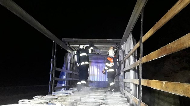 Kvůli požáru kamionu převážejícímu baterie a následné srážce dvou aut byla v úterý podvečer neprůjezdná dálnice D5 u Cekova na Rokycansku. (8. prosince 2020)