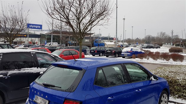 Bhem dopoledne se zaplnila parkovit u nkupnch center tak v Mlad Boleslavi. (3. prosince 2020)