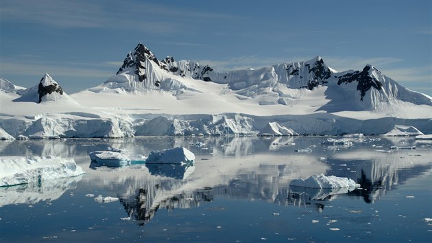Ledová pokrývka Arktidy prý klesla za 40 posledních let o 40 procent. „dorazili jsme na místa, kde jsme očekávali rozlehlé ledovcové plochy, ale nenašli jsme je. Zvládli jsme se lodí dostat k ostrovům, kam to dříve kvůli ledu nešlo,“ varuje David Attenborough.