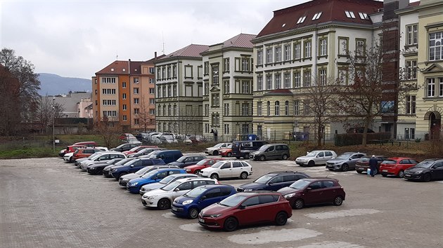 Řidiči v centru Ústí nad Labem mohou od loňska využívat placené stání se 74 parkovacími místy.