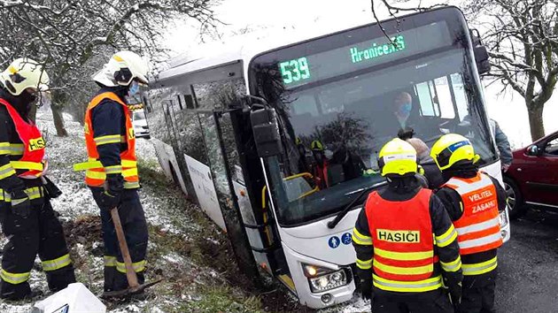 Následky jedné z nehod, u kterých museli hasiči v Olomouckém kraji zasahovat při čtvrtečním sněžení.